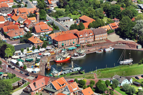 Alter Hafen von Hooksiel [Foto: Luftbild Weser-Ems, J. Klein]