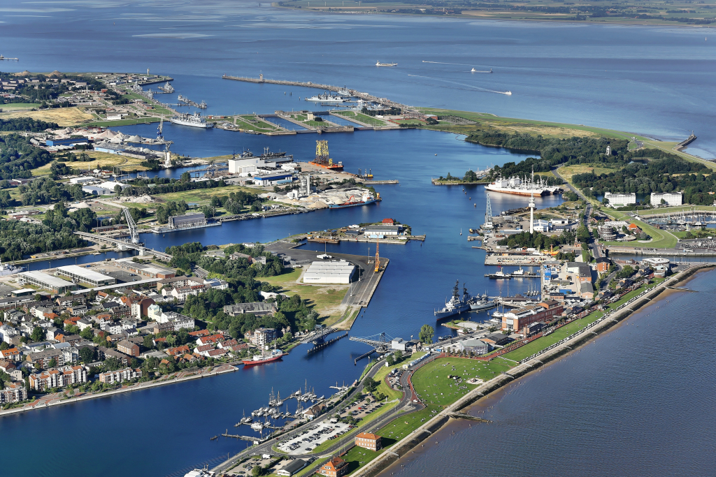Promenade und Häfen in Wilhelmshaven, im Hintergrund fließt die untere Jade (nach  links) der Nordsee zu [Foto: Luftbild Weser-Ems J. Klein]