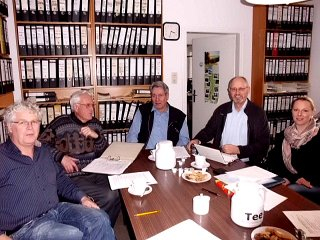 Sitzung der Redaktion zum Jade-Buch mit (v. links) Volker Moritz, Werner Michaelsen, Remmer Akkermann, Heiko Brunken, Liesa-Marlena von Essen  [Foto: BSH]